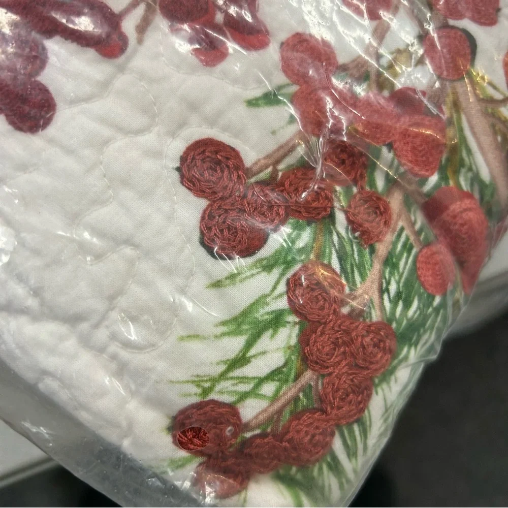 Pottery Barn Red Berry Wreath Quilt Bedding Embroidered Cardinal Full Queen NWT